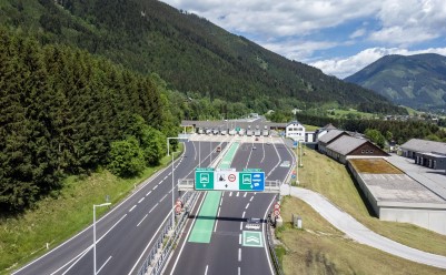 Spurführung zur Mautstelle Bosruck auf der A 9 Pyhrn Autobahn in Richtung Norden mit Überkopf-Beschilderung der Fahrstreifen